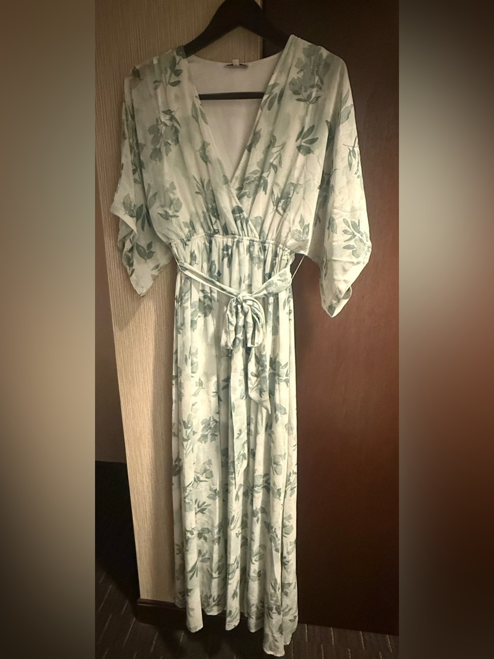 Baltic Born Kia Kimono Maxi Dress in Sage Florals White Size M - Picture 4 of 9